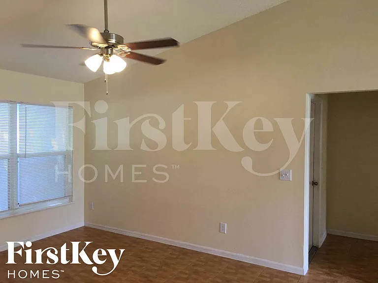 1011 Coatbridge Dr — Photo 3