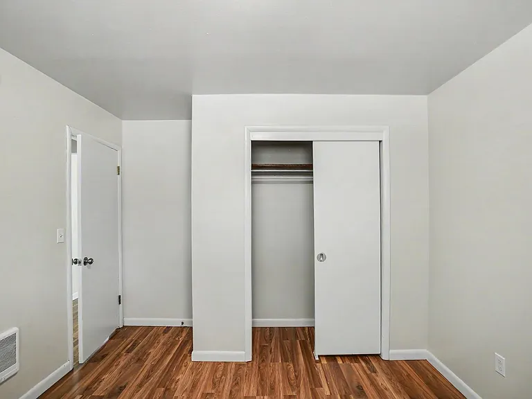 086-Friendship Court Apartments — Photo 11