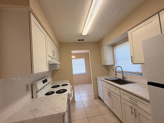 4th image of 3406 Gladstone St