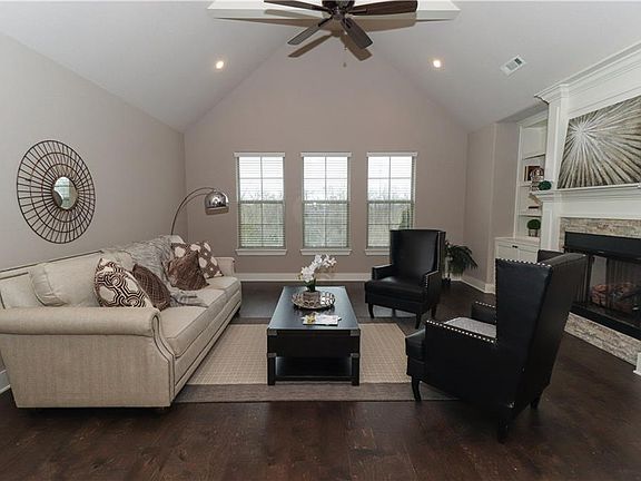 2nd image of 2204 NE Steinbeck Dr