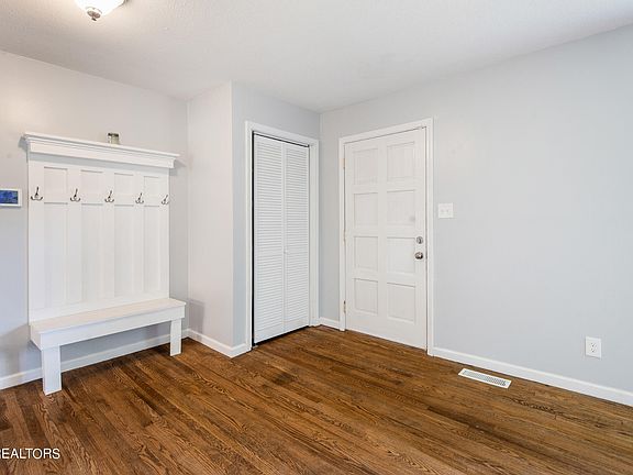 4th image of 321 Sarvis Dr