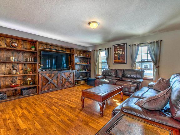 4th image of 1125 Red Oak Cir