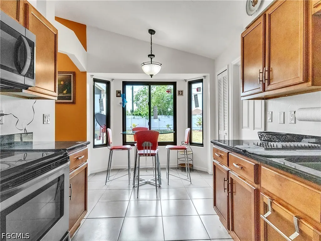 3 bed, 2.0 bath, 1141 sqft, $1,899 — Photo 2