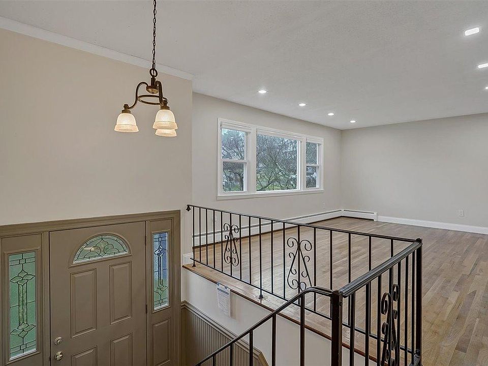 1st image of 22 Moulton Cir