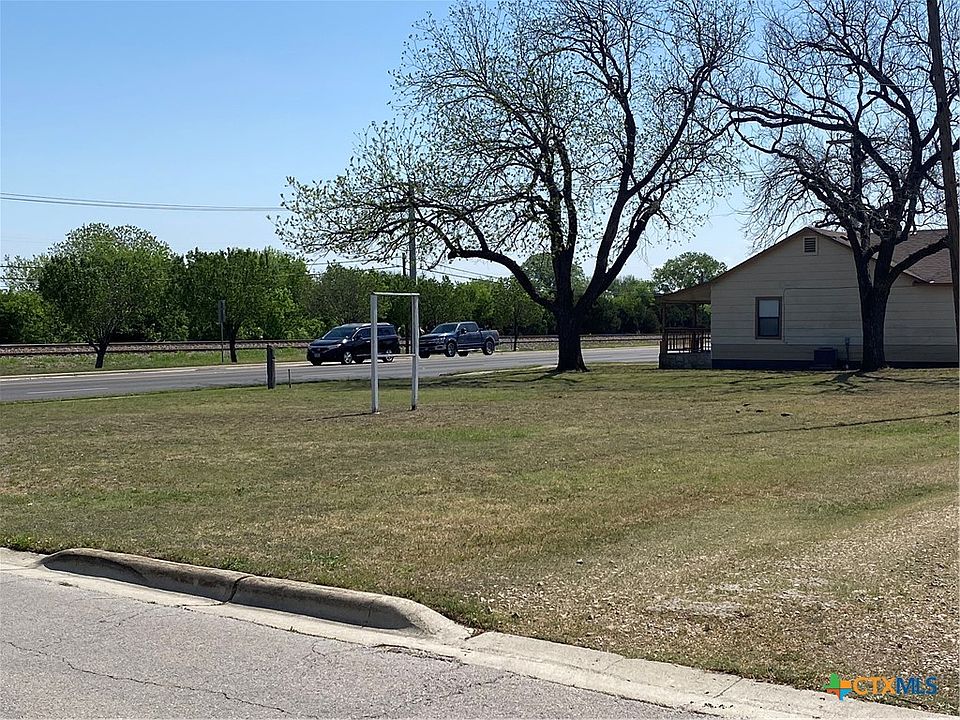 2nd image of 404 E Avenue D