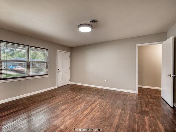 5th image of 4006 Glenn Oaks Dr