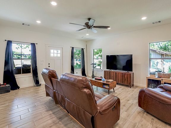 5th image of 305 W 5th St