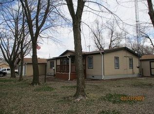 407 W 11th St, Chanute, KS 66720