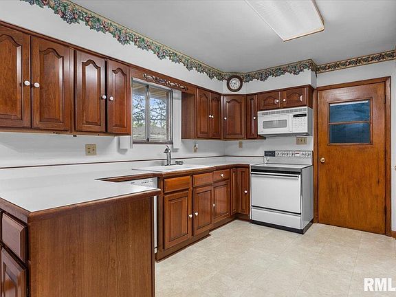 3rd image of 209 Sunset Dr