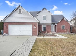 28761 Coleridge St, Harrison Township, MI 48045