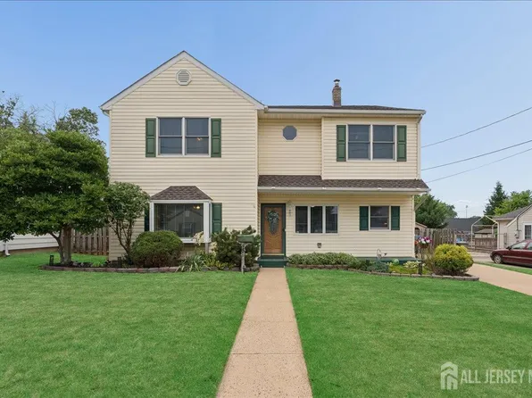 45 Walnut St, Edison, NJ 08817