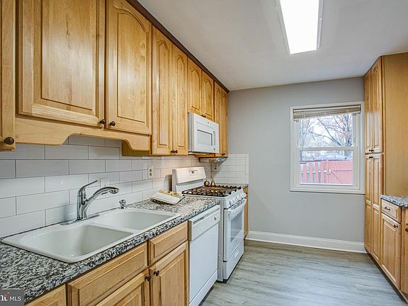 New granite, backsplash and appliances