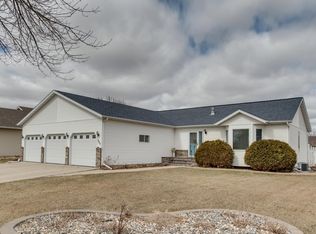 560 41st Ave S, Moorhead, MN 56560