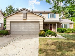 562 Lockport Rd, Rochester Hills, MI 48307