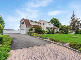 26 Dickerson Ave, Bayville, NY 11709
