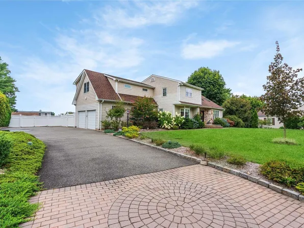 26 Dickerson Avenue, Bayville, NY 11709