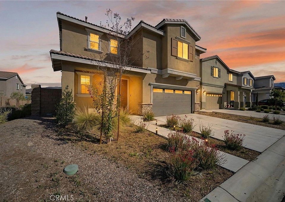 1st image of 694 Dahlia Ln