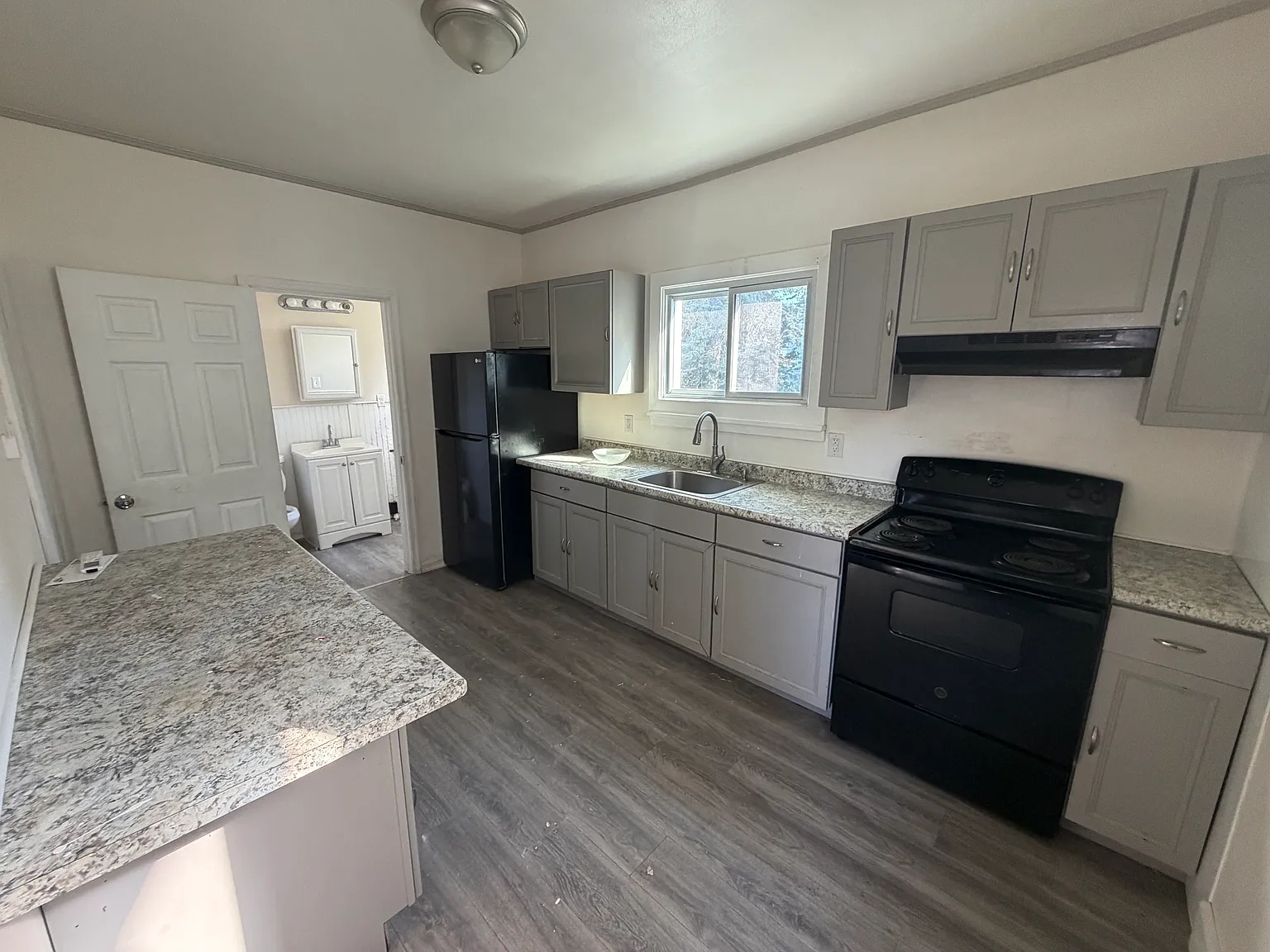 3 bed, 1.5 bath, 2874 sqft, $1,275 — Photo 2