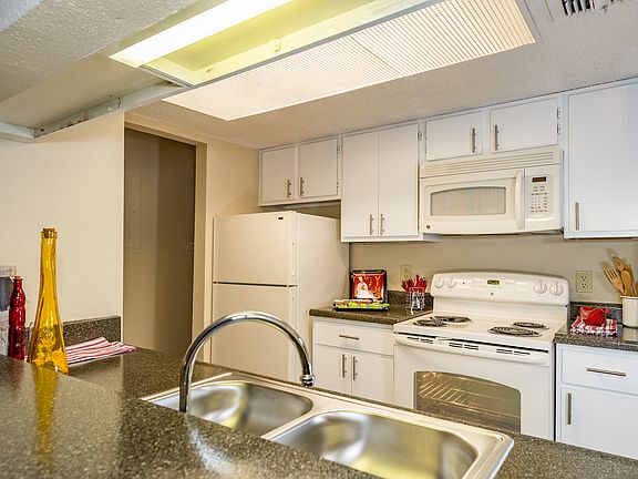 4th image of 11710 Parliament St APT 2711