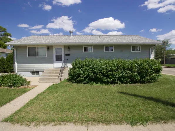 1021 6th St SW, Minot, ND 58701