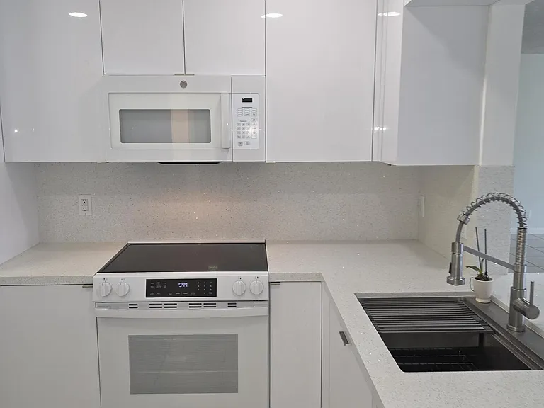 3905 N Nob Hill Rd #206 — Photo 2