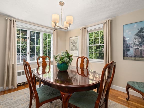 5th image of 46 Norwich Cir
