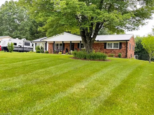 110 Asheview Ct, King, NC 27021