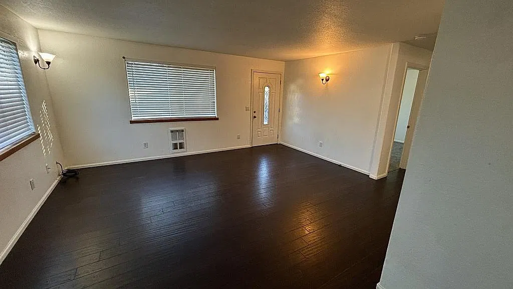 264 NE West Ave — Photo 2