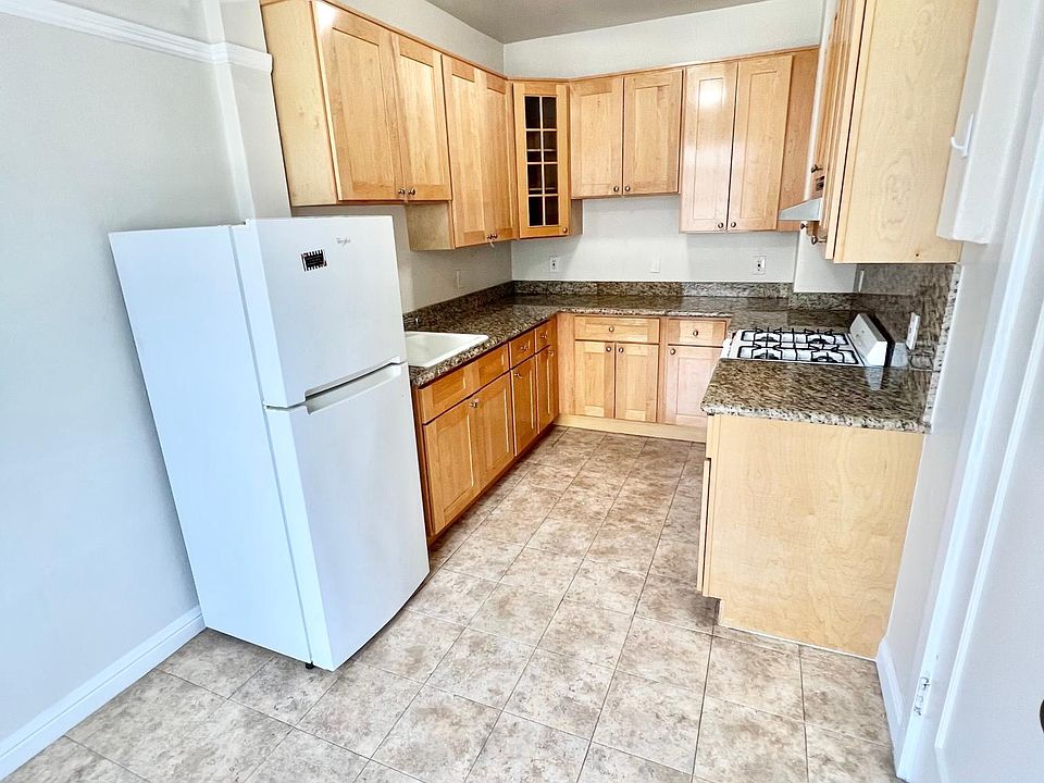 2nd image of 2650 Franklin St #17