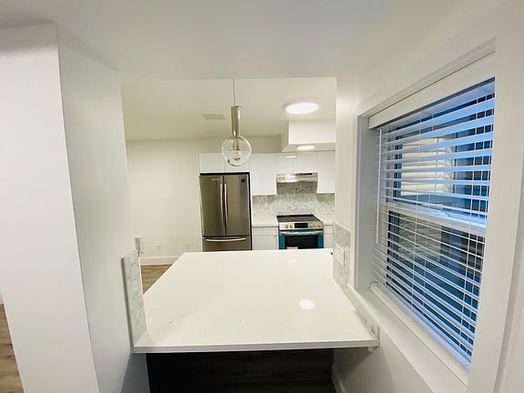 COUNTER FOR TWO BARSTOOLS