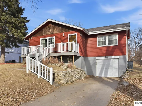 7211 Park Crest Dr, La Vista, NE 68128