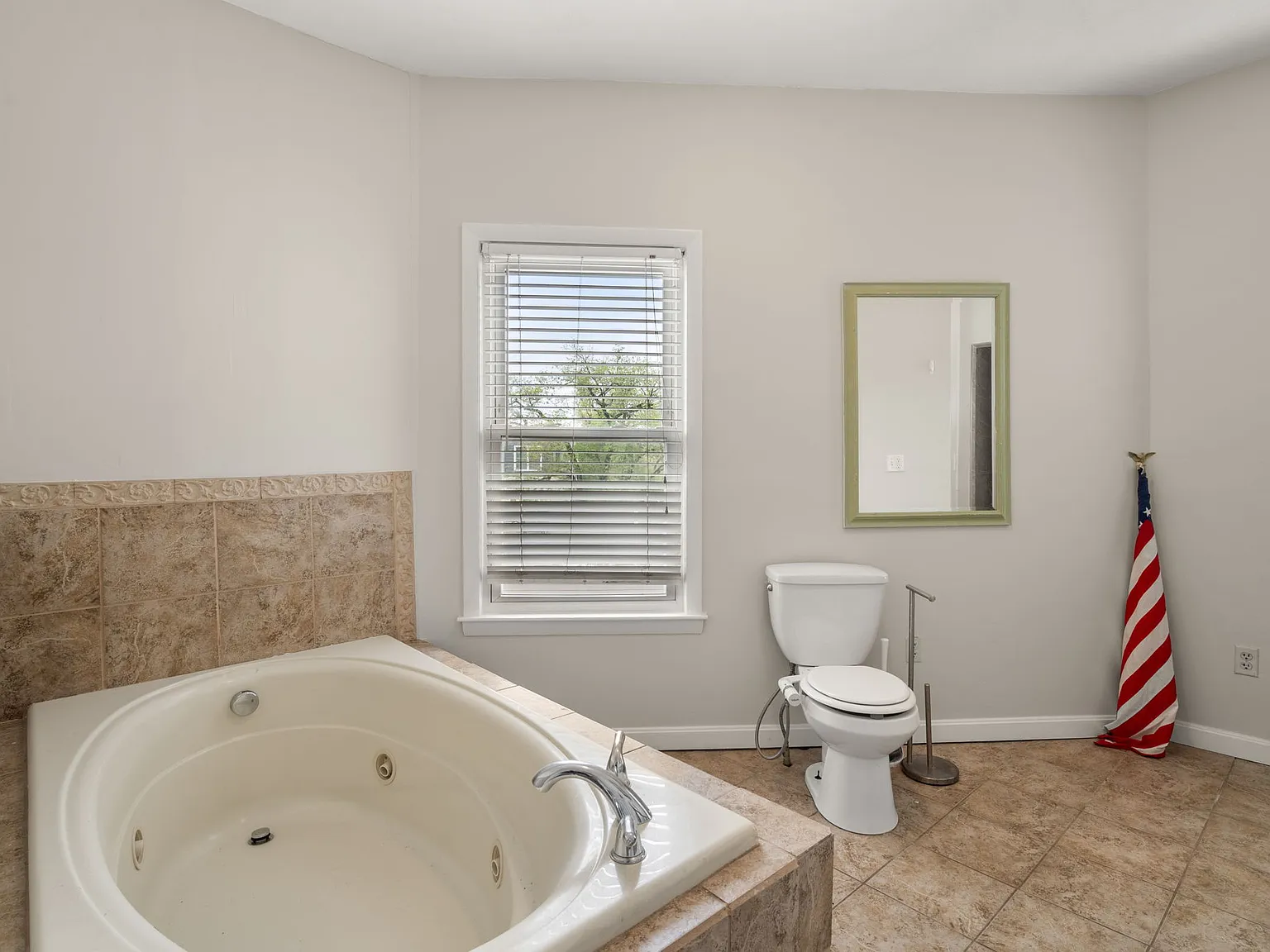 4 bed, 2.5 bath, 1430 sqft, $5,600 — Photo 4
