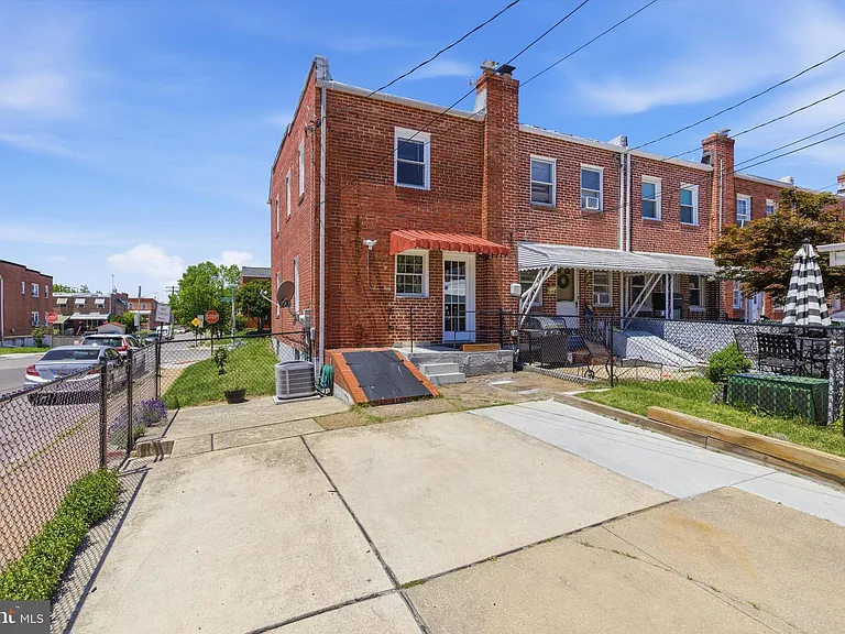 363 Gusryan St — Photo 24