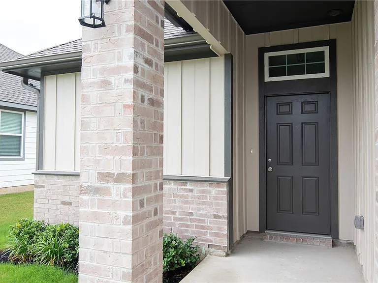 5689 Fox Bluff Dr — Photo 2