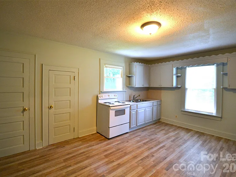 1208 Grace Ave — Photo 6