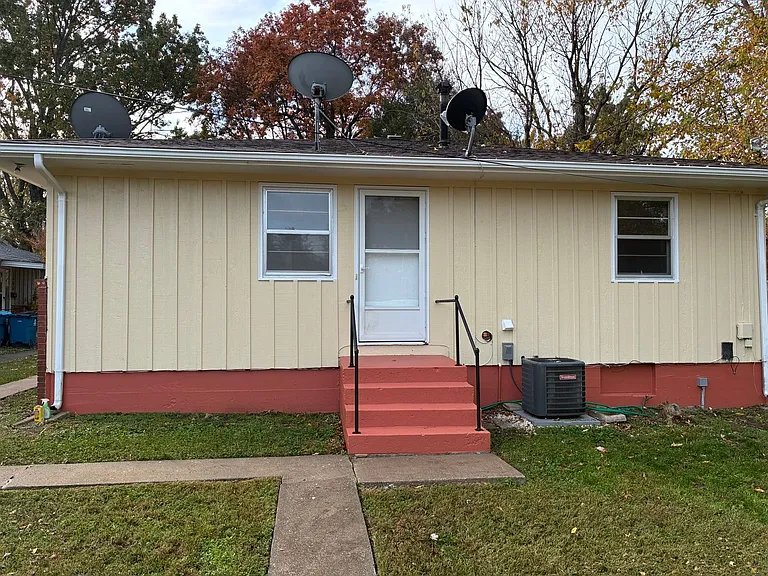 1361 E Elm St — Photo 9