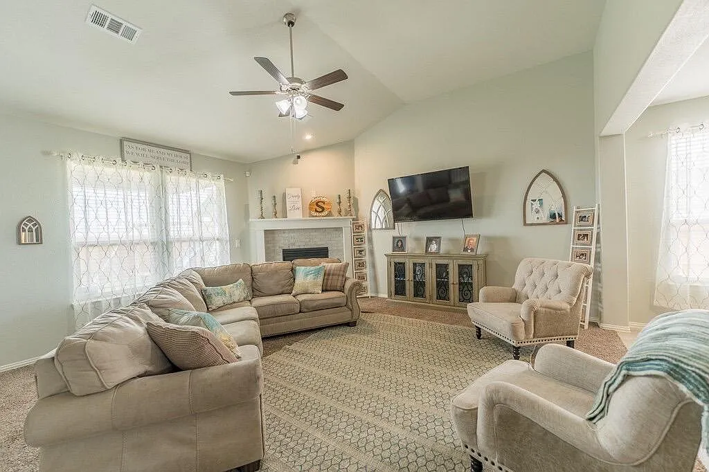 4 bed, 2.5 bath, 3000 sqft, $3,300 — Photo 2