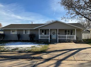 1316 Arthur St, Holdrege, NE 68949