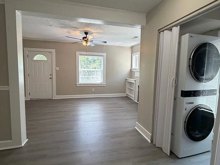 208 Linwood Dr — Photo 3