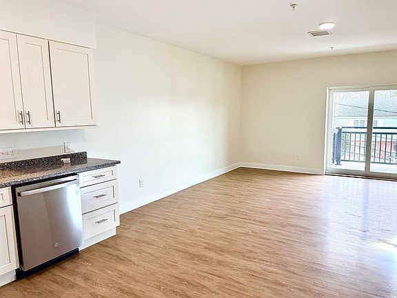 3rd image of 10 Franklin Ave APT 302