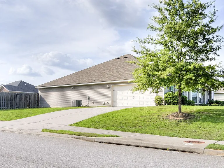 901 Avalon Ct — Photo 3