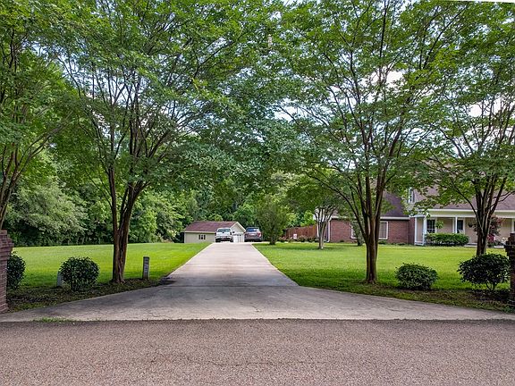 2nd image of 4302 Camelot Dr