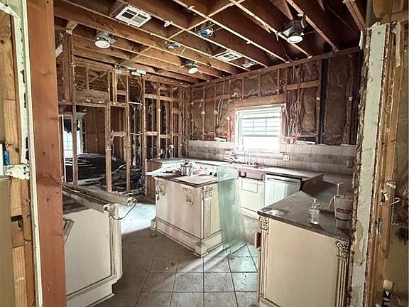 2nd image of 2433 Bedford Dr