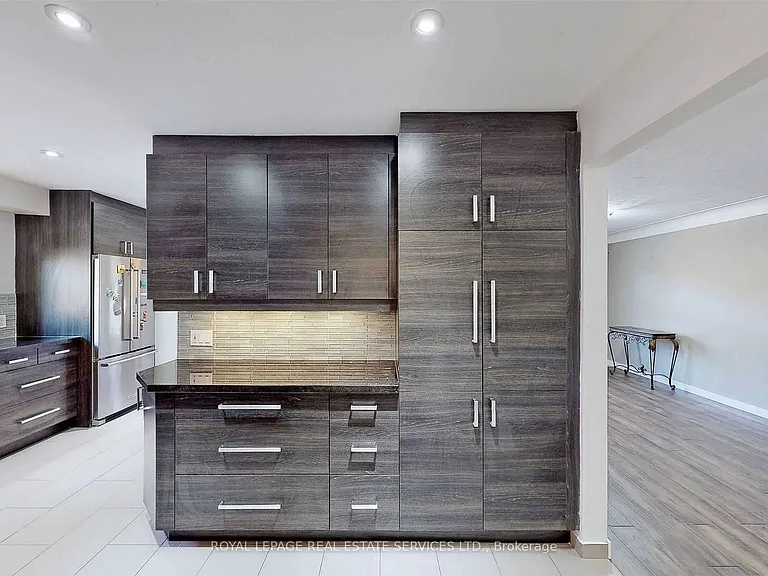 4 McMaster Ave — Photo 15