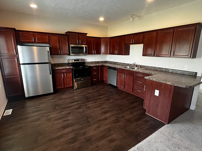 16210 Camden Ave — Photo 3