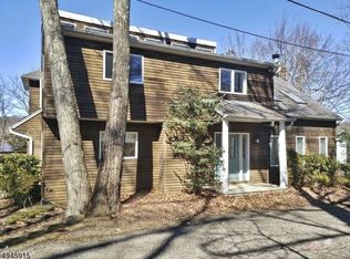 14 Oak Ln, Newfoundland, NJ