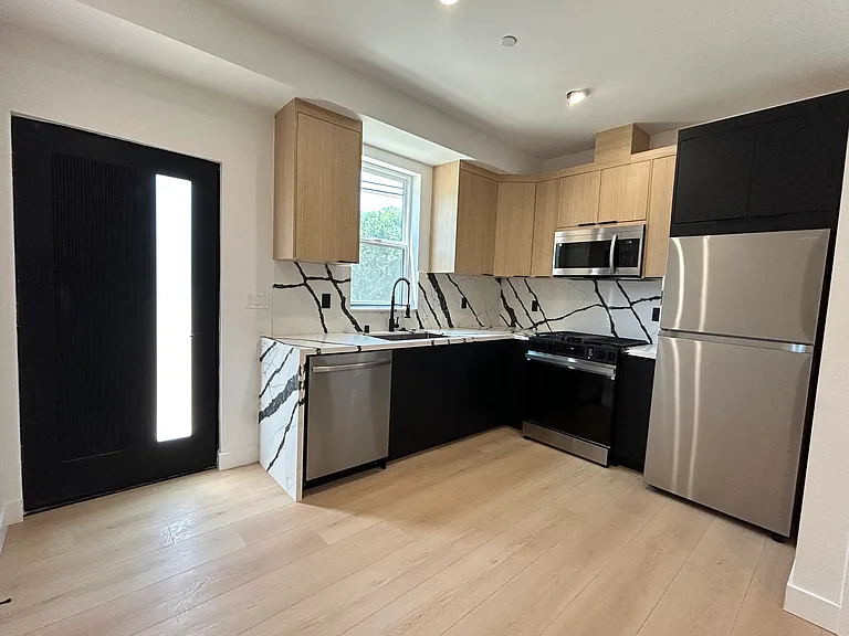 6401 1/2 Odessa Ave — Photo 7