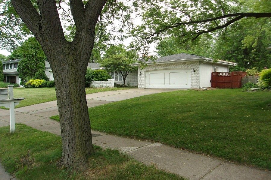 2nd image of 4817 W 98th St