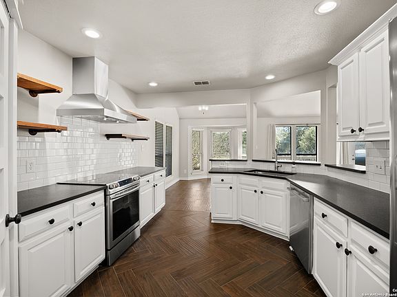 5th image of 105 Cibolo Crossing Dr.