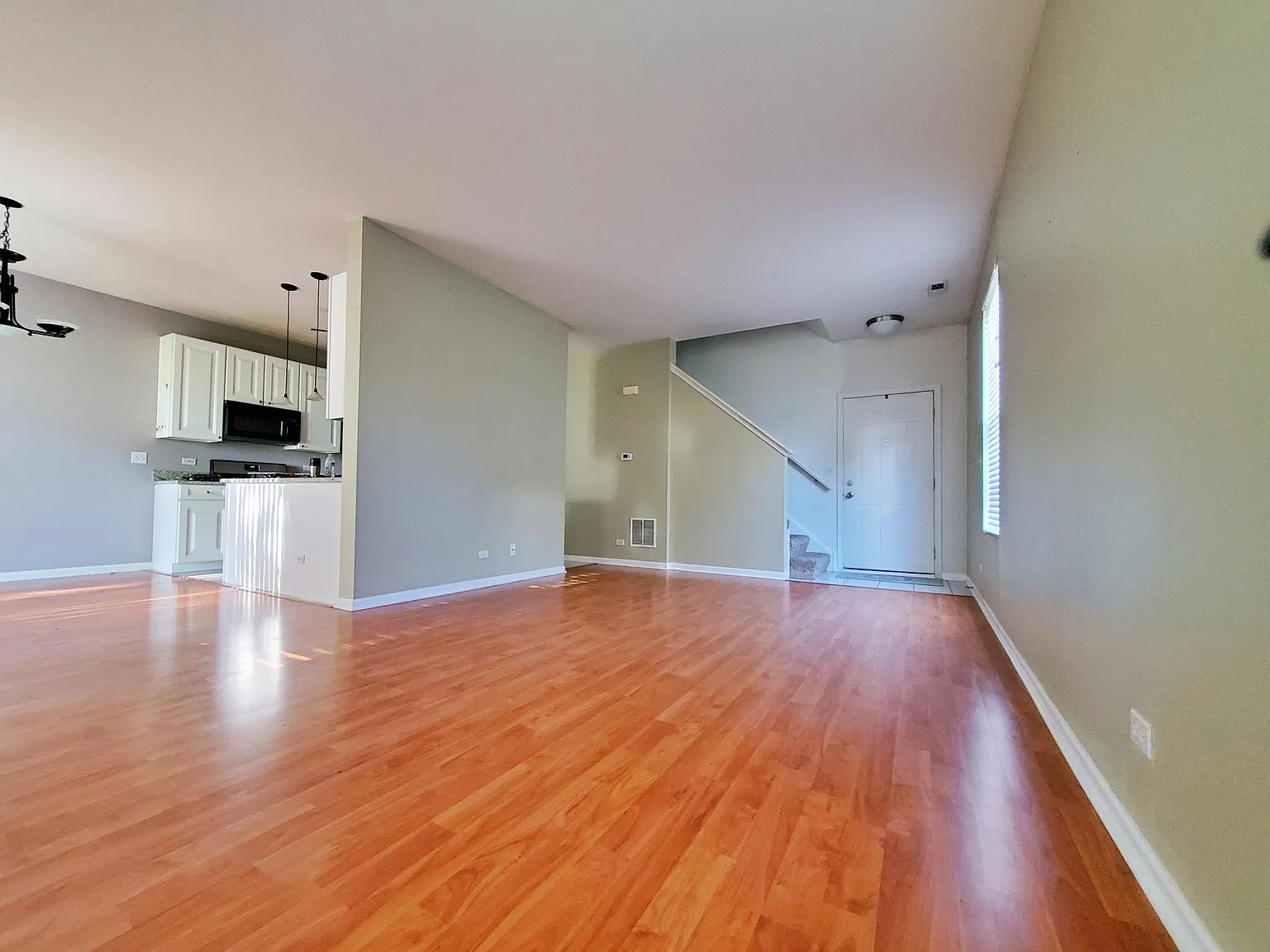 3 bed, 2.5 bath, 1600 sqft, $2,650 — Photo 2